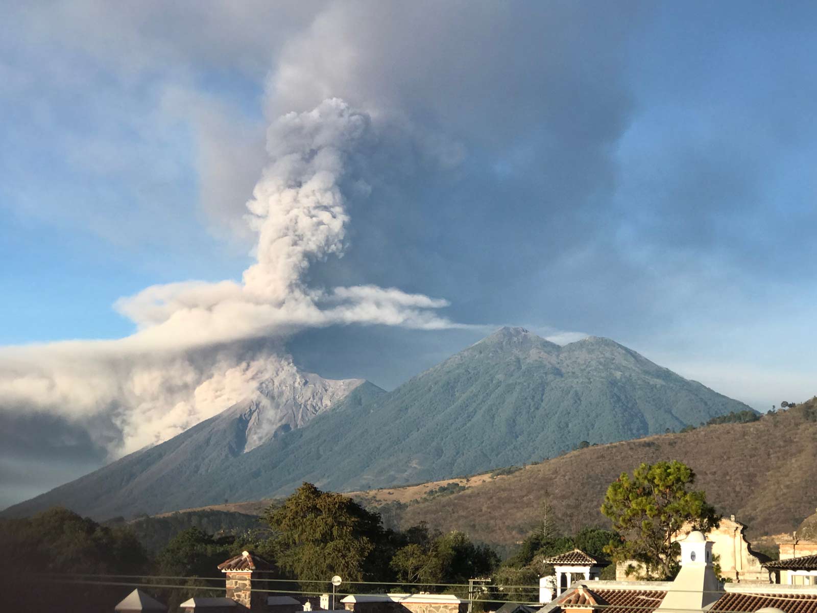 Erupción volcán de Fuego en Guatemala | ONGD Quesada Solidaria